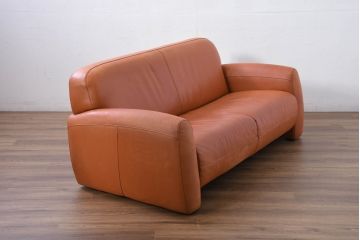 中古　イタリア　IDC大塚家具取り扱い　インカント(INCANTO)　DIVANI　本革(レザー)　鮮やかな色味が空間のアクセントになる2.5人掛けソファ(2.5Pソファ、2人掛け、2Pソファ、店舗什器)(定価約35万円)(R-081786)