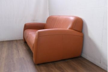 中古　イタリア　IDC大塚家具取り扱い　インカント(INCANTO)　DIVANI　本革(レザー)　鮮やかな色味が空間のアクセントになる2.5人掛けソファ(2.5Pソファ、2人掛け、2Pソファ、店舗什器)(定価約35万円)(R-081786)