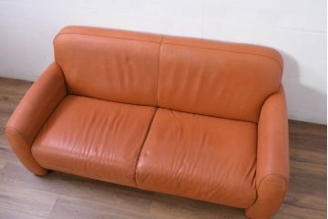 中古　イタリア　IDC大塚家具取り扱い　インカント(INCANTO)　DIVANI　本革(レザー)　鮮やかな色味が空間のアクセントになる2.5人掛けソファ(2.5Pソファ、2人掛け、2Pソファ、店舗什器)(定価約35万円)(R-081786)
