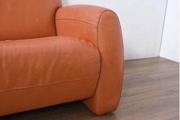 中古　イタリア　IDC大塚家具取り扱い　インカント(INCANTO)　DIVANI　本革(レザー)　鮮やかな色味が空間のアクセントになる2.5人掛けソファ(2.5Pソファ、2人掛け、2Pソファ、店舗什器)(定価約35万円)(R-081786)