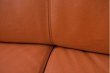 中古　イタリア　IDC大塚家具取り扱い　インカント(INCANTO)　DIVANI　本革(レザー)　鮮やかな色味が空間のアクセントになる2.5人掛けソファ(2.5Pソファ、2人掛け、2Pソファ、店舗什器)(定価約35万円)(R-081786)