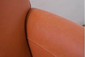 中古　イタリア　IDC大塚家具取り扱い　インカント(INCANTO)　DIVANI　本革(レザー)　鮮やかな色味が空間のアクセントになる2.5人掛けソファ(2.5Pソファ、2人掛け、2Pソファ、店舗什器)(定価約35万円)(R-081786)
