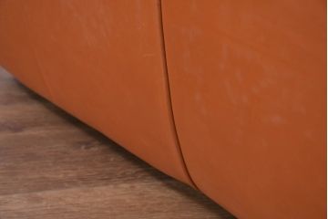 中古　イタリア　IDC大塚家具取り扱い　インカント(INCANTO)　DIVANI　本革(レザー)　鮮やかな色味が空間のアクセントになる2.5人掛けソファ(2.5Pソファ、2人掛け、2Pソファ、店舗什器)(定価約35万円)(R-081786)