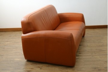 中古　イタリア　IDC大塚家具取り扱い　インカント(INCANTO)　DIVANI　本革(レザー)　鮮やかな色味が空間のアクセントになる2.5人掛けソファ　定価約35万円　(R-081786)