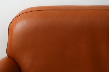 中古　イタリア　IDC大塚家具取り扱い　インカント(INCANTO)　DIVANI　本革(レザー)　鮮やかな色味が空間のアクセントになる2.5人掛けソファ　定価約35万円　(R-081786)