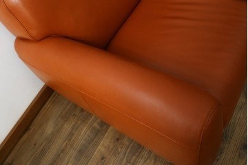 中古　イタリア　IDC大塚家具取り扱い　インカント(INCANTO)　DIVANI　本革(レザー)　鮮やかな色味が空間のアクセントになる2.5人掛けソファ　定価約35万円　(R-081786)