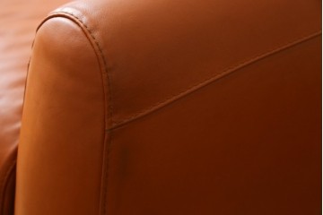 中古　イタリア　IDC大塚家具取り扱い　インカント(INCANTO)　DIVANI　本革(レザー)　鮮やかな色味が空間のアクセントになる2.5人掛けソファ　定価約35万円　(R-081786)
