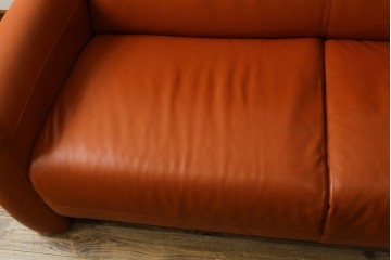 中古　イタリア　IDC大塚家具取り扱い　インカント(INCANTO)　DIVANI　本革(レザー)　鮮やかな色味が空間のアクセントになる2.5人掛けソファ　定価約35万円　(R-081786)