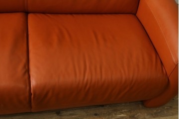 中古　イタリア　IDC大塚家具取り扱い　インカント(INCANTO)　DIVANI　本革(レザー)　鮮やかな色味が空間のアクセントになる2.5人掛けソファ　定価約35万円　(R-081786)
