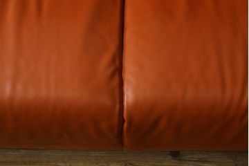 中古　イタリア　IDC大塚家具取り扱い　インカント(INCANTO)　DIVANI　本革(レザー)　鮮やかな色味が空間のアクセントになる2.5人掛けソファ　定価約35万円　(R-081786)
