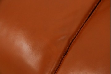 中古　イタリア　IDC大塚家具取り扱い　インカント(INCANTO)　DIVANI　本革(レザー)　鮮やかな色味が空間のアクセントになる2.5人掛けソファ　定価約35万円　(R-081786)