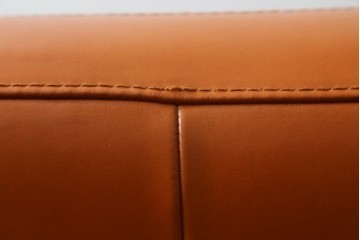 中古　イタリア　IDC大塚家具取り扱い　インカント(INCANTO)　DIVANI　本革(レザー)　鮮やかな色味が空間のアクセントになる2.5人掛けソファ　定価約35万円　(R-081786)