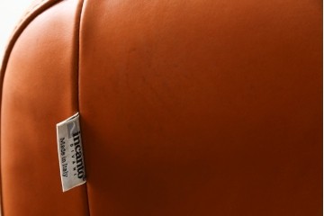 中古　イタリア　IDC大塚家具取り扱い　インカント(INCANTO)　DIVANI　本革(レザー)　鮮やかな色味が空間のアクセントになる2.5人掛けソファ　定価約35万円　(R-081786)
