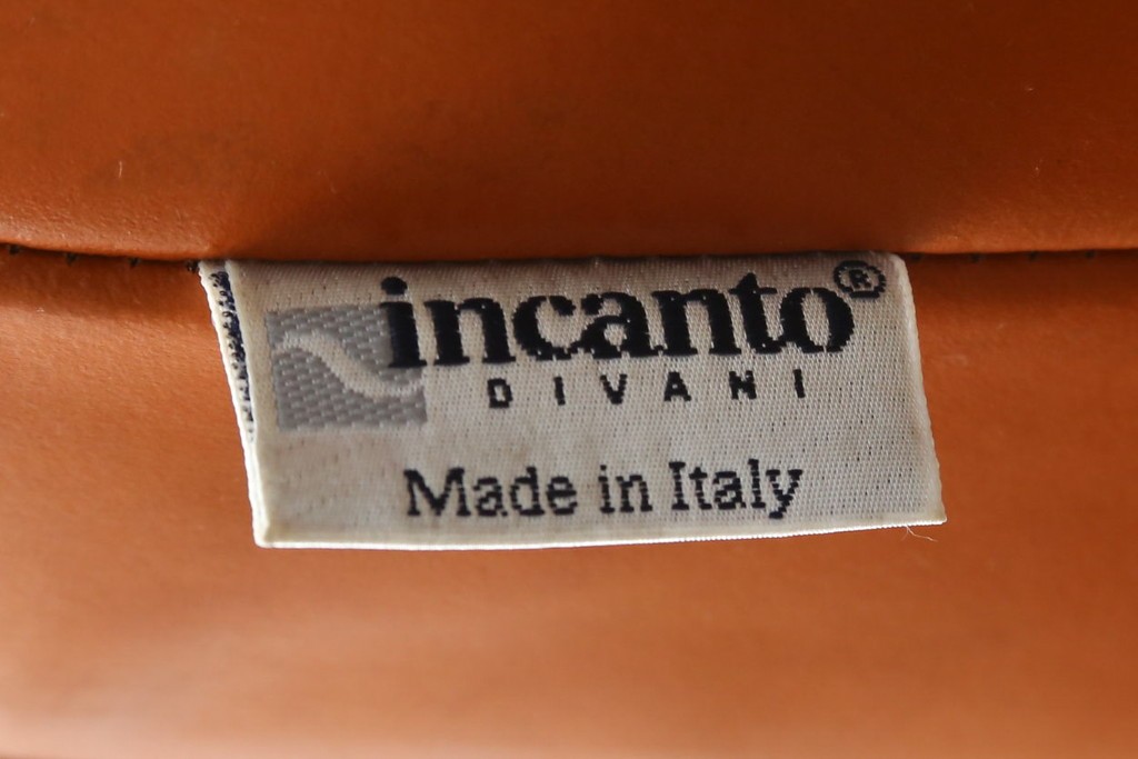 中古　イタリア　IDC大塚家具取り扱い　インカント(INCANTO)　DIVANI　本革(レザー)　鮮やかな色味が空間のアクセントになる2.5人掛けソファ　定価約35万円　(R-081786)