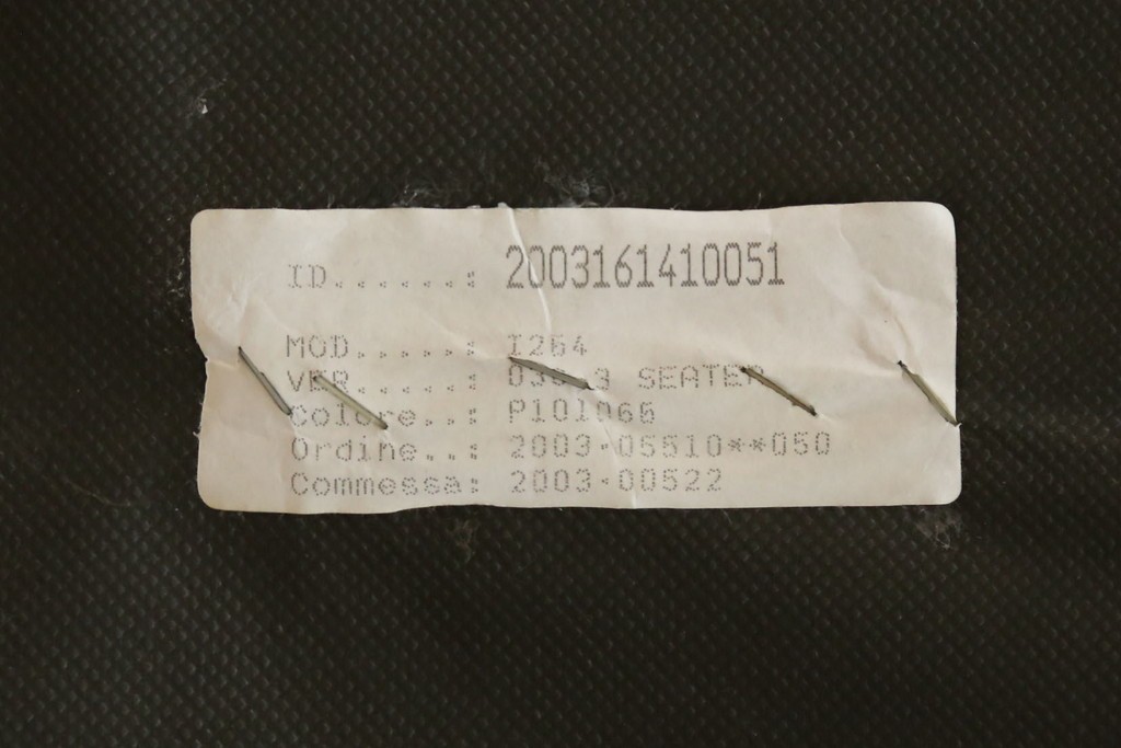 中古　イタリア　IDC大塚家具取り扱い　インカント(INCANTO)　DIVANI　本革(レザー)　鮮やかな色味が空間のアクセントになる2.5人掛けソファ　定価約35万円　(R-081786)
