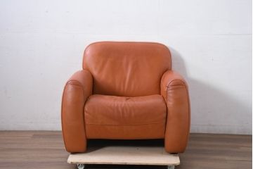 中古　イタリア　IDC大塚家具取り扱い　インカント(INCANTO)　DIVANI　本革(レザー)　鮮やかな色味が空間のアクセントになる1人掛けソファ(クラブソファ、1Pソファ、1人掛け、2人掛け、2Pソファ、店舗什器)(定価約22万円)(R-081787)