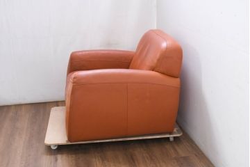 中古　イタリア　IDC大塚家具取り扱い　インカント(INCANTO)　DIVANI　本革(レザー)　鮮やかな色味が空間のアクセントになる1人掛けソファ(クラブソファ、1Pソファ、1人掛け、2人掛け、2Pソファ、店舗什器)(定価約22万円)(R-081787)