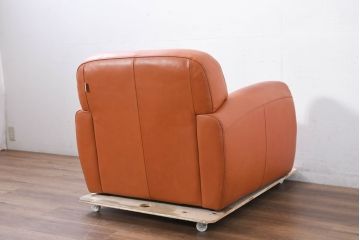 中古　イタリア　IDC大塚家具取り扱い　インカント(INCANTO)　DIVANI　本革(レザー)　鮮やかな色味が空間のアクセントになる1人掛けソファ(クラブソファ、1Pソファ、1人掛け、2人掛け、2Pソファ、店舗什器)(定価約22万円)(R-081787)