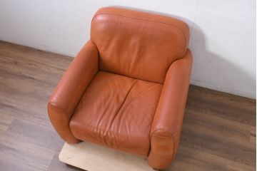 中古　イタリア　IDC大塚家具取り扱い　インカント(INCANTO)　DIVANI　本革(レザー)　鮮やかな色味が空間のアクセントになる1人掛けソファ(クラブソファ、1Pソファ、1人掛け、2人掛け、2Pソファ、店舗什器)(定価約22万円)(R-081787)