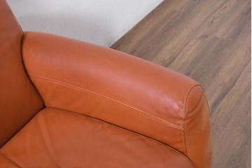 中古　イタリア　IDC大塚家具取り扱い　インカント(INCANTO)　DIVANI　本革(レザー)　鮮やかな色味が空間のアクセントになる1人掛けソファ(クラブソファ、1Pソファ、1人掛け、2人掛け、2Pソファ、店舗什器)(定価約22万円)(R-081787)
