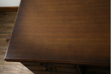 中古　美品　カリモク家具(karimoku)　COLONIAL(コロニアル)シリーズ　カントリースタイルのお部屋作りにおすすめのおしゃれな両袖机(在宅ワーク用、在宅用ワークデスク、書斎机)(定価約27万円)(R-081788)