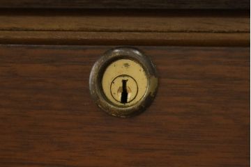 中古　美品　カリモク家具(karimoku)　COLONIAL(コロニアル)シリーズ　カントリースタイルのお部屋作りにおすすめのおしゃれな両袖机(在宅ワーク用、在宅用ワークデスク、書斎机)(定価約27万円)(R-081788)