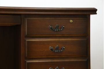 中古　美品　カリモク家具(karimoku)　COLONIAL(コロニアル)シリーズ　カントリースタイルのお部屋作りにおすすめのおしゃれな両袖机(在宅ワーク用、在宅用ワークデスク、書斎机)(定価約27万円)(R-081788)