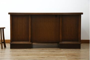 中古　美品　カリモク家具(karimoku)　COLONIAL(コロニアル)シリーズ　カントリースタイルのお部屋作りにおすすめのおしゃれな両袖机(在宅ワーク用、在宅用ワークデスク、書斎机)(定価約27万円)(R-081788)