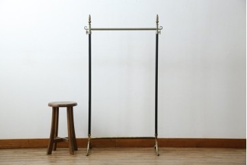 イタリアヴィンテージ　ブラス(真鍮)レッグがおしゃれで品のある伸縮式ハンガーラック　(R-081789)