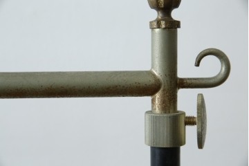 イタリアヴィンテージ　ブラス(真鍮)レッグがおしゃれで品のある伸縮式ハンガーラック　(R-081789)