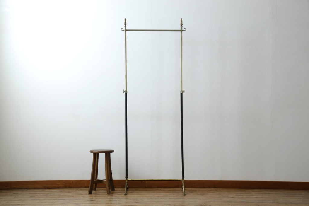 イタリアヴィンテージ　ブラス(真鍮)レッグがおしゃれで品のある伸縮式ハンガーラック　(R-081789)