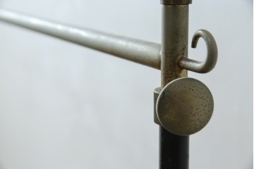 イタリアヴィンテージ　ブラス(真鍮)レッグがおしゃれで品のある伸縮式ハンガーラック　(R-081789)