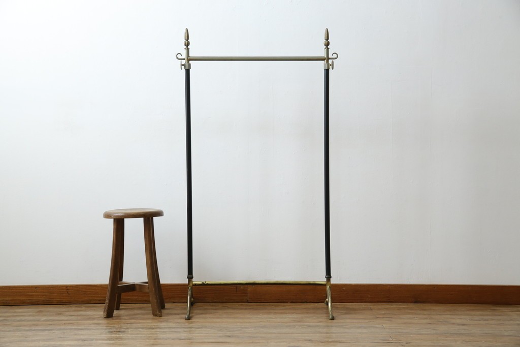 イタリアヴィンテージ　ブラス(真鍮)レッグがおしゃれで品のある伸縮式ハンガーラック　(R-081789)