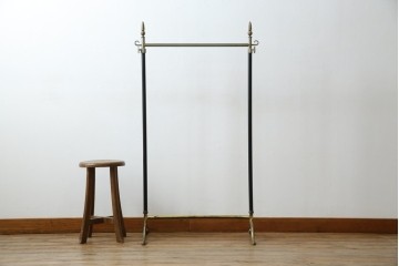 イタリアヴィンテージ　ブラス(真鍮)レッグがおしゃれで品のある伸縮式ハンガーラック　(R-081789)