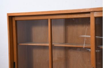 和製アンティーク　美品　引き出し付き　レトロな雰囲気のガラス戸収納棚(戸棚、飾り棚、陳列棚、店舗什器、サイドボード、食器棚、サイドキャビネット)(R-081790)