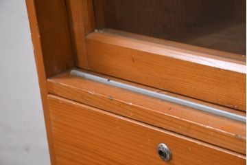 和製アンティーク　美品　引き出し付き　レトロな雰囲気のガラス戸収納棚(戸棚、飾り棚、陳列棚、店舗什器、サイドボード、食器棚、サイドキャビネット)(R-081790)