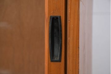和製アンティーク　美品　引き出し付き　レトロな雰囲気のガラス戸収納棚(戸棚、飾り棚、陳列棚、店舗什器、サイドボード、食器棚、サイドキャビネット)(R-081790)