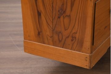 和製アンティーク　美品　引き出し付き　レトロな雰囲気のガラス戸収納棚(戸棚、飾り棚、陳列棚、店舗什器、サイドボード、食器棚、サイドキャビネット)(R-081790)