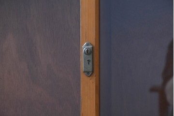 和製アンティーク　美品　引き出し付き　レトロな雰囲気のガラス戸収納棚　(R-081790)