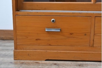 和製アンティーク　美品　引き出し付き　レトロな雰囲気のガラス戸収納棚　(R-081790)
