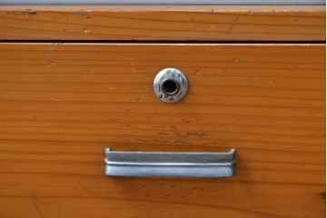 和製アンティーク　美品　引き出し付き　レトロな雰囲気のガラス戸収納棚　(R-081790)