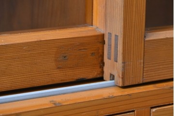 和製アンティーク　美品　引き出し付き　レトロな雰囲気のガラス戸収納棚　(R-081790)