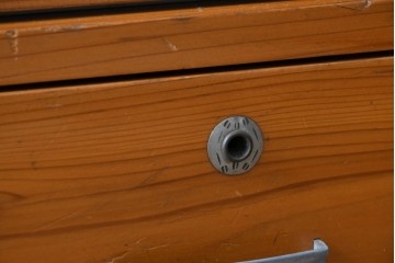 和製アンティーク　美品　引き出し付き　レトロな雰囲気のガラス戸収納棚　(R-081790)
