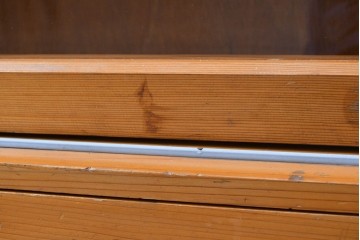 和製アンティーク　美品　引き出し付き　レトロな雰囲気のガラス戸収納棚　(R-081790)