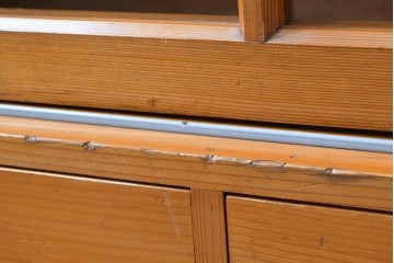 和製アンティーク　美品　引き出し付き　レトロな雰囲気のガラス戸収納棚　(R-081790)