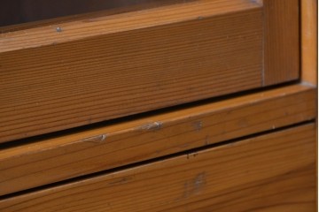 和製アンティーク　美品　引き出し付き　レトロな雰囲気のガラス戸収納棚　(R-081790)