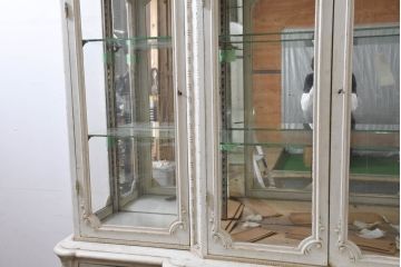 フランスアンティーク　特大!!　最高級　ロココ調　三面ガラス　ミラーバック　美しい彫刻のフレンチキャビネット(飾り棚、収納棚、戸棚、コレクションケース、ガラスケース、店舗什器)(R-081791)