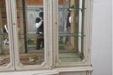 フランスアンティーク　特大!!　最高級　ロココ調　三面ガラス　ミラーバック　美しい彫刻のフレンチキャビネット(飾り棚、収納棚、戸棚、コレクションケース、ガラスケース、店舗什器)(R-081791)