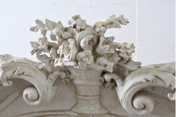 フランスアンティーク　特大!!　最高級　ロココ調　三面ガラス　ミラーバック　美しい彫刻のフレンチキャビネット(飾り棚、収納棚、戸棚、コレクションケース、ガラスケース、店舗什器)(R-081791)