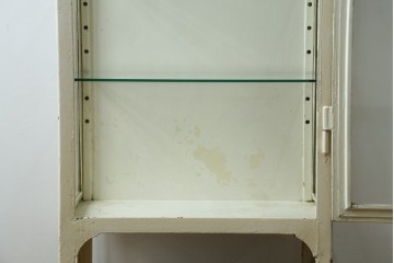 フランスアンティーク　アイアンフレーム　ペイント　縦型　シャビーシックな雰囲気が魅力のメディカルキャビネット　(R-081792)